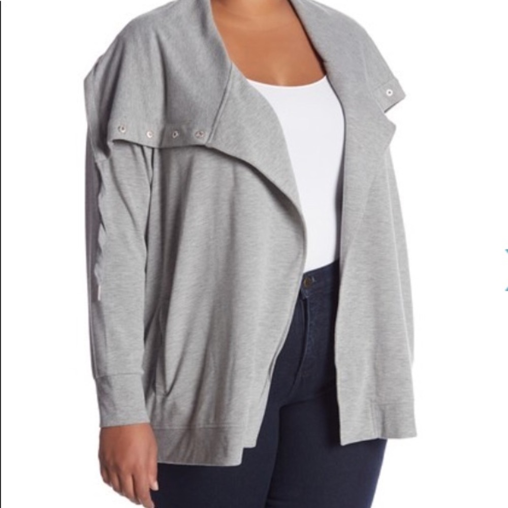 NWT Plus size women’s shawl/cardigan